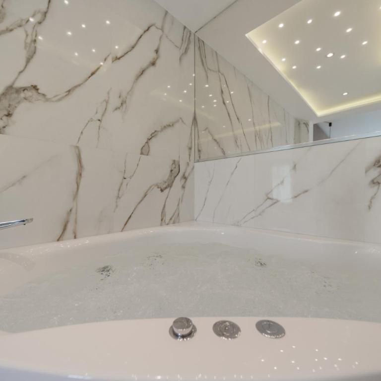 Rei 2 - Deluxe Suite with Spa Bath - 4