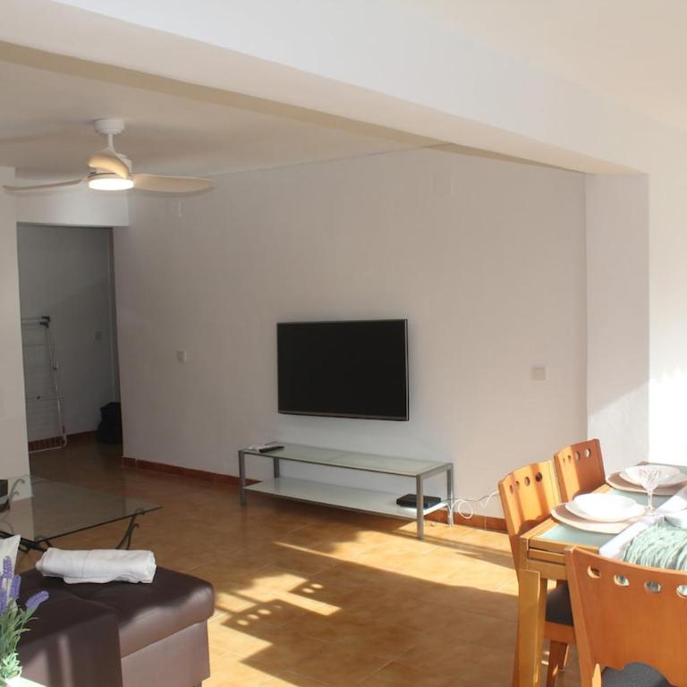 Aguaazul Apartment Steps from the sea in Benidorm - Three-Bedroom Apartment - 10