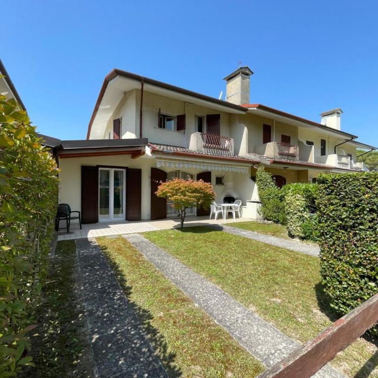 Holiday home with garden and shared pool - Villa - 9