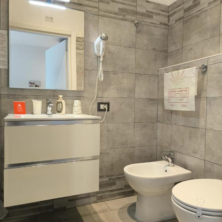Castel Sant' Angelo Suites - Vatican - City center - Direct bus stop to and from Fiumicino Apt - Triple Room with Private Bathroom - 4