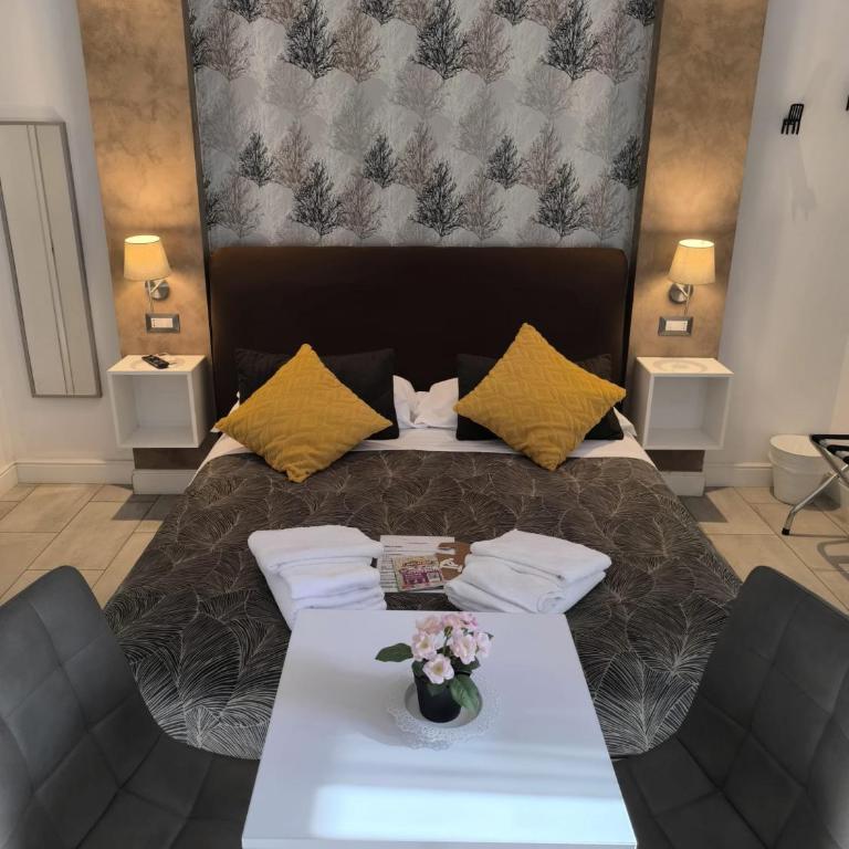 Castel Sant' Angelo Suites - Vatican - City center - Direct bus stop to and from Fiumicino Apt - Triple Room with Private Bathroom - 1