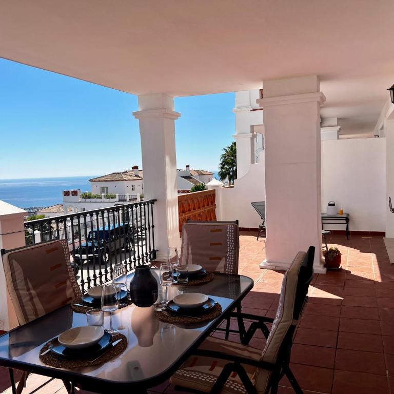 Spacious Andalusian Apartment, Sea View, between Malaga and Marbella - Apartamento de 2 dormitorios con terraza y vistas al mar - 1