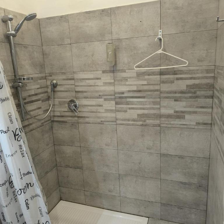 Castel Sant' Angelo Suites - Vatican - City center - Direct bus stop to and from Fiumicino Apt - Triple Room with Private Bathroom - 4