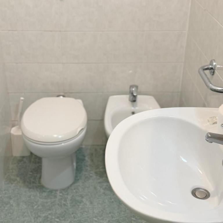 Hotel Bruna - Camera Matrimoniale con Bagno Privato - 4