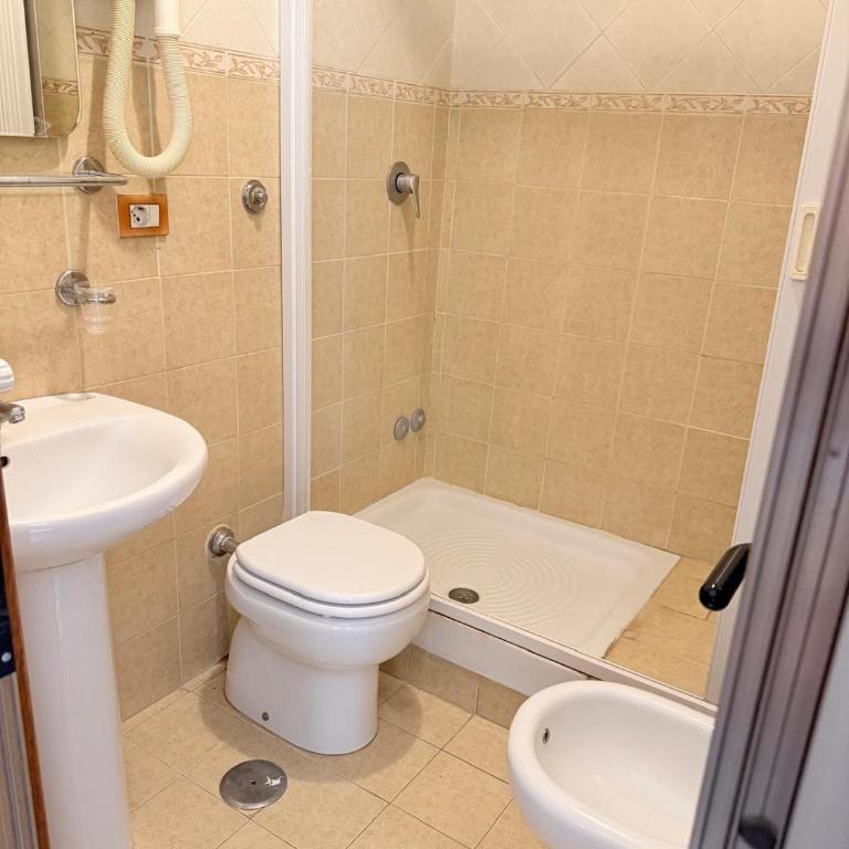 Hotel Bruna - Camera Tripla con Bagno Privato - 4