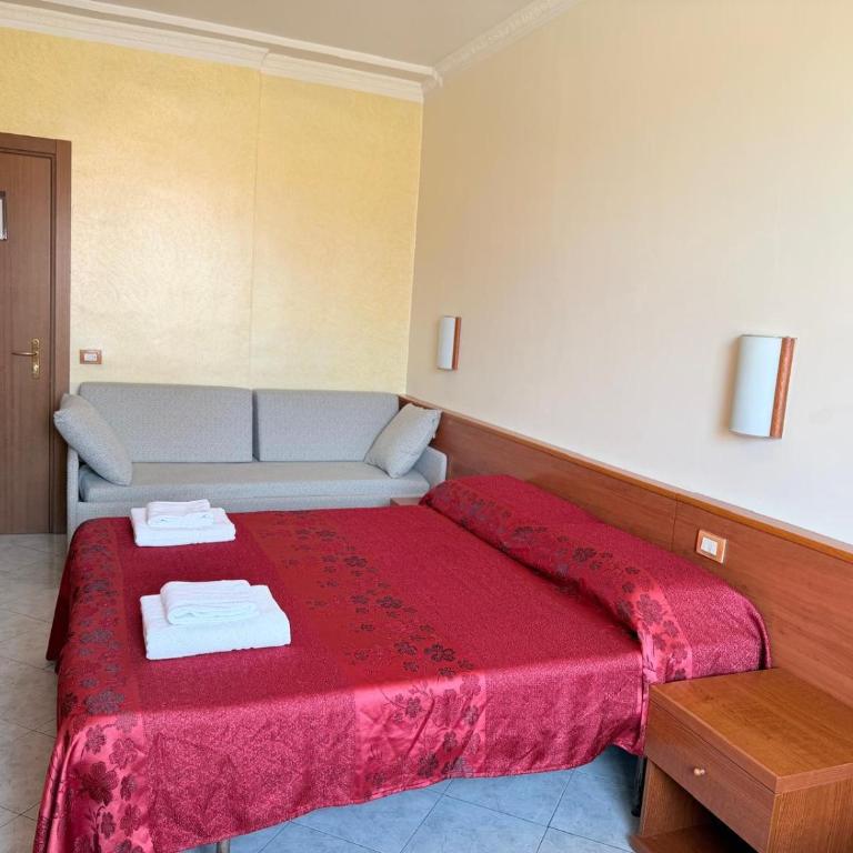 Hotel Bruna - Camera Familiare con Bagno Privato - 4