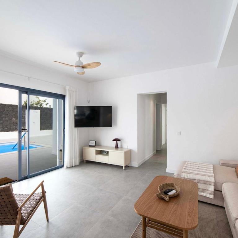 Marisa, modern 3 bed villa with AC & WIFI - Villa - 12