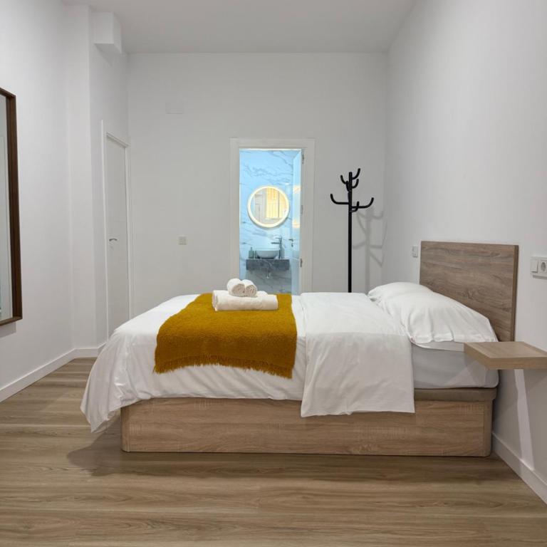 APARTAMENTO ZONA 4 justo al lado de la estación de TREN Y BUS MARÍA ZAMBRANO - Apartamento de 1 dormitorio - 1