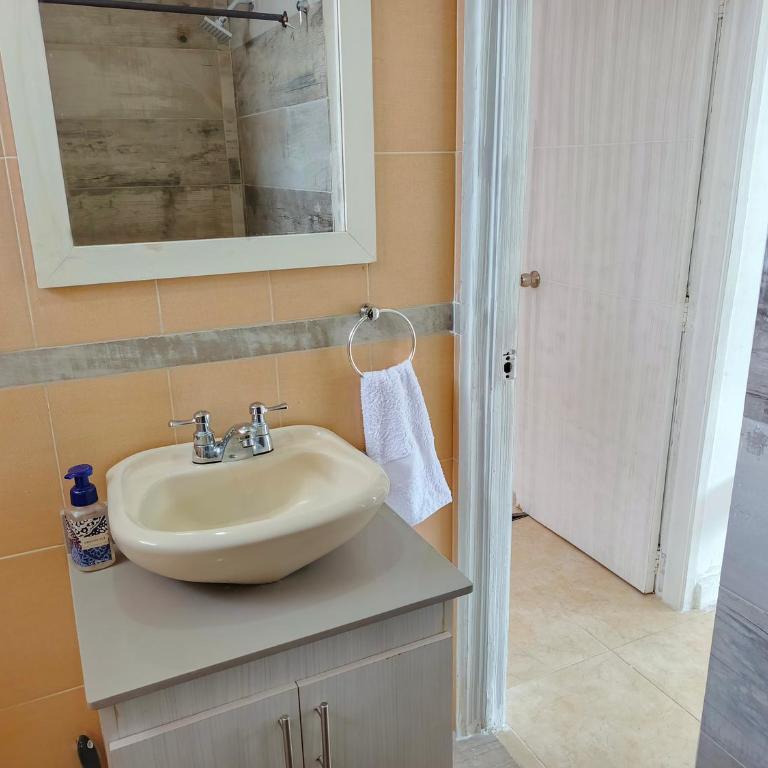 Apartamento moderno y cómodo - A 5 minutos de la Playa - Two-Bedroom Apartment with Mountain View - 15