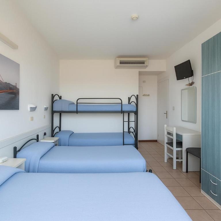 Hotel Taunus - Vista Mare - Family Room with Balcony - 1