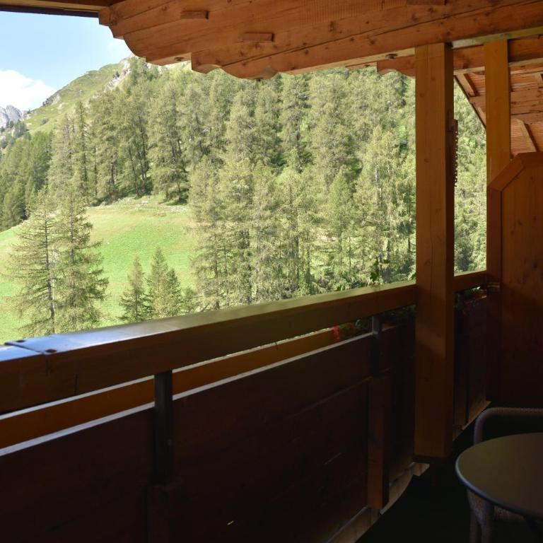 Sonnenhotel Soldanella Sonneck - Zimmer mit Queensize-Bett und Balkon - 3