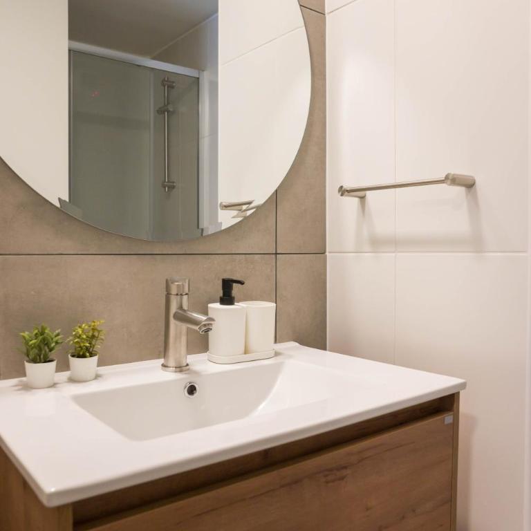 Charming Urban Retreat for Three in Las Condes - Apartment - 19