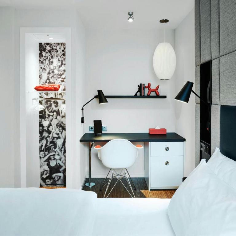 citizenM Paris Champs-Élysées - Chambre Lit King-Size Accessible aux Personnes à Mobilité Réduite - 3