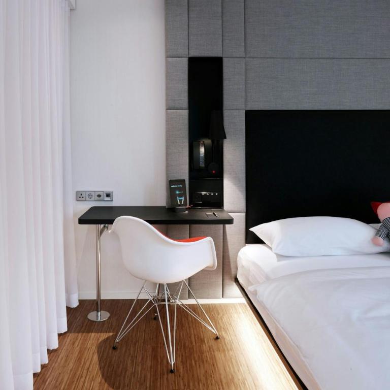 citizenM Geneva - King Room - Accessible - 3