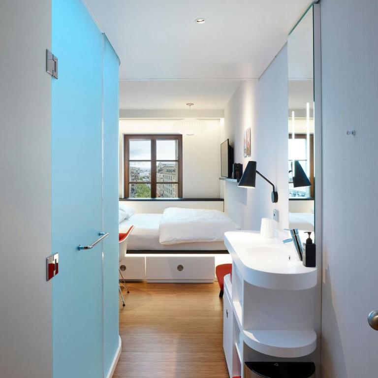 citizenM Geneva - King Room with Premium View - 7