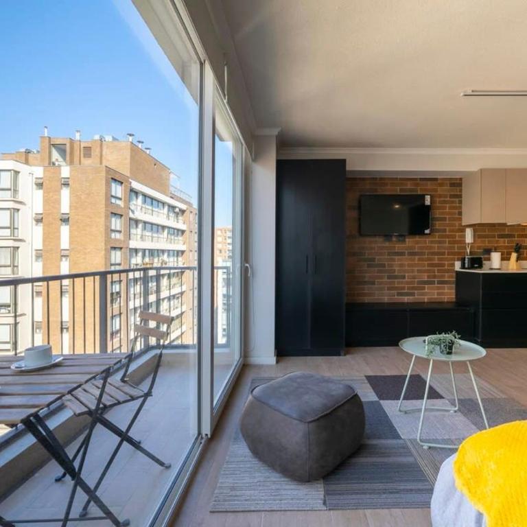 Chic Studio Retreat Steps from Costanera Center - Studio - 1