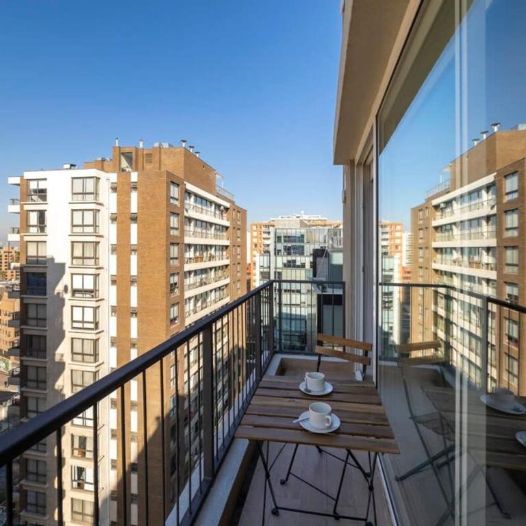 Chic Studio Retreat Steps from Costanera Center - Studio - 2