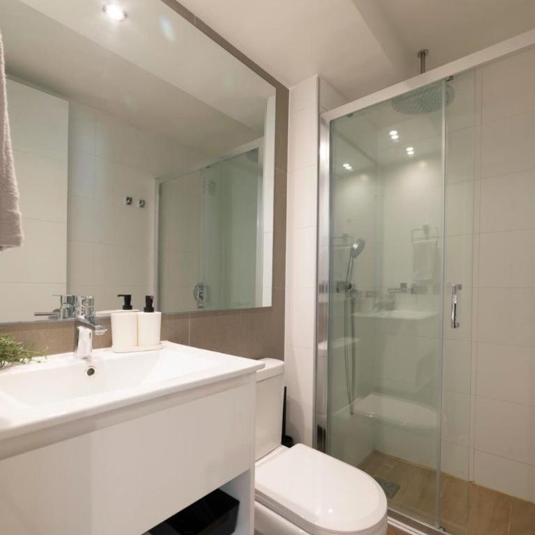 Chic Studio Retreat Steps from Costanera Center - Studio - 16