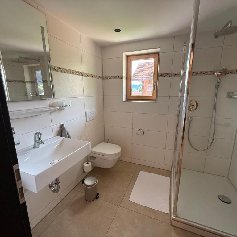 DAS BISCHOF - 5 exklusive Ferienwohnungen und 1 Doppelzimmer - 4x mit privater Zirben Sauna - Semmelservice & Hindelang PLUS - Apartment mit 1 Schlafzimmer und Balkon - 8