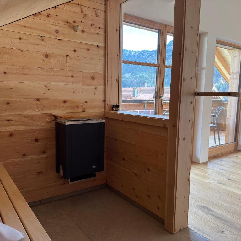 DAS BISCHOF - 5 exklusive Ferienwohnungen und 1 Doppelzimmer - 4x mit privater Zirben Sauna - Semmelservice & Hindelang PLUS - Studio-Apartment mit Balkon - 8