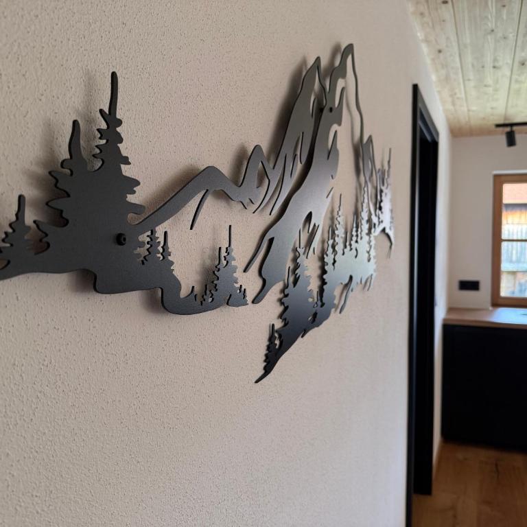 DAS BISCHOF - 5 exklusive Ferienwohnungen und 1 Doppelzimmer - 4x mit privater Zirben Sauna - Semmelservice & Hindelang PLUS - Deluxe Apartment mit Balkon und 2 Schlafzimmern - 13