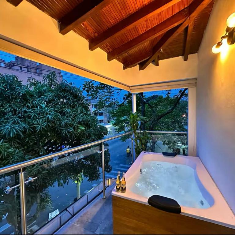 Urbanity Living - Suite con bañera de hidromasaje - Cama extragrande - 1