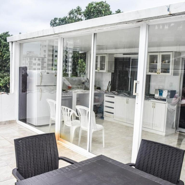 Ideal para turistas que viajan con familia o amigos - Two-Bedroom Apartment with Terrace and Sea View - 4