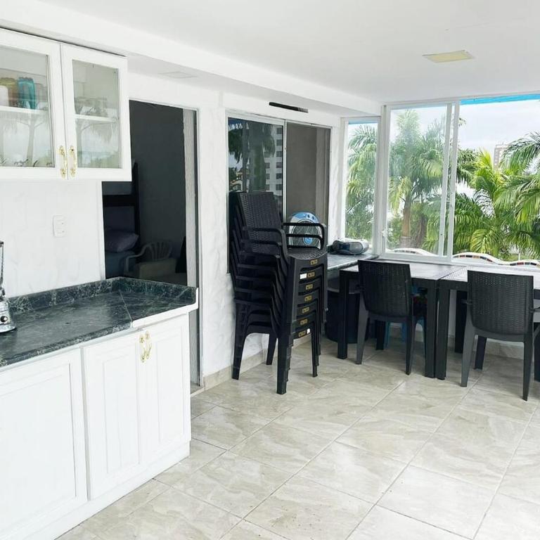Ideal para turistas que viajan con familia o amigos - Two-Bedroom Apartment with Terrace and Sea View - 7