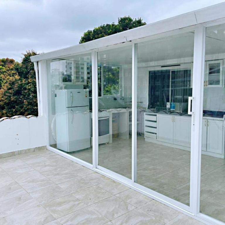 Ideal para turistas que viajan con familia o amigos - Two-Bedroom Apartment with Terrace and Sea View - 12
