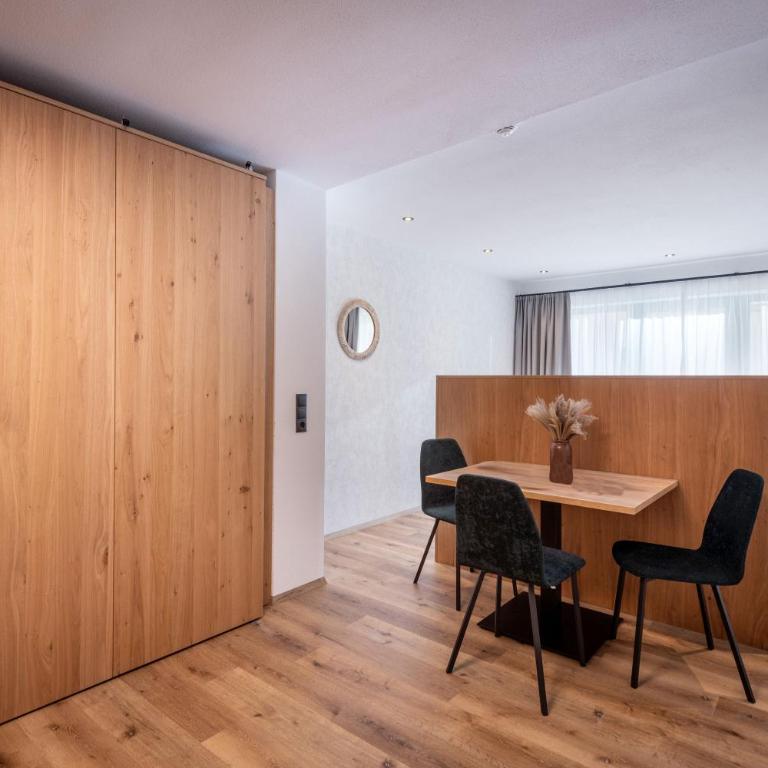 Gästehaus Schneeberger - Familienzimmer mit Balkon - 4