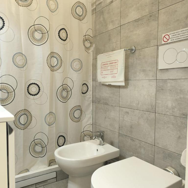 Castel Sant' Angelo Suites - Vatican - City center - Direct bus stop to and from Fiumicino Apt - Double Room with Private Bathroom - 3
