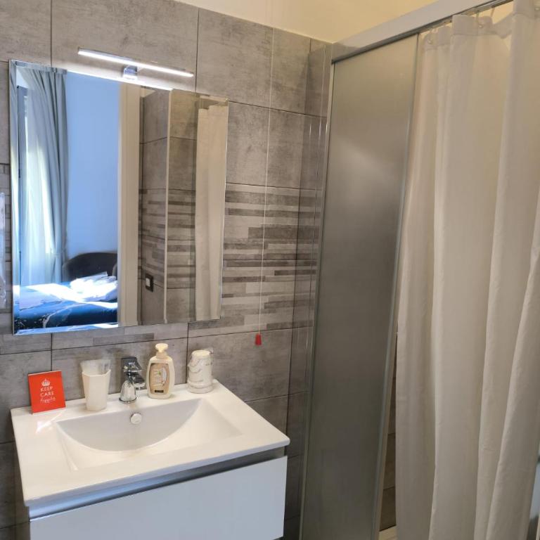 Castel Sant' Angelo Suites - Vatican - City center - Direct bus stop to and from Fiumicino Apt - Triple Room with Private Bathroom - 6