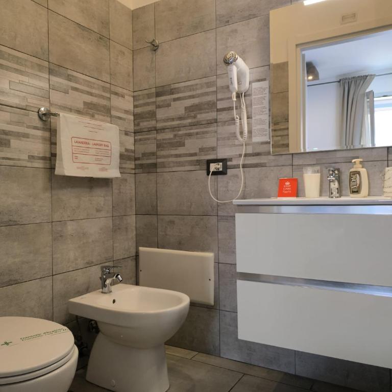 Castel Sant' Angelo Suites - Vatican - City center - Direct bus stop to and from Fiumicino Apt - Triple Room with Private Bathroom - 7