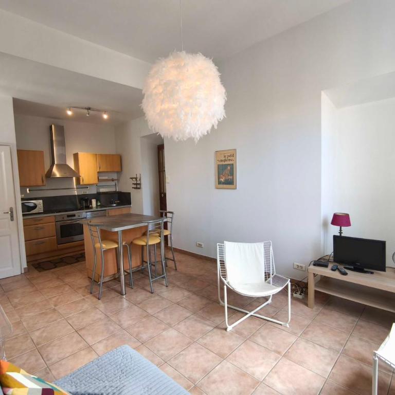 Bright T3 in the heart of Ajaccio with port view - Appartement - 8