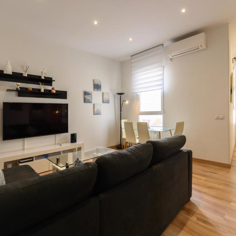 Apartamento con 2 dormitorios, 2 baños y sofá cama ideal para familias en Madrid Temporal CAR1012 - Two-Bedroom Apartment - 2