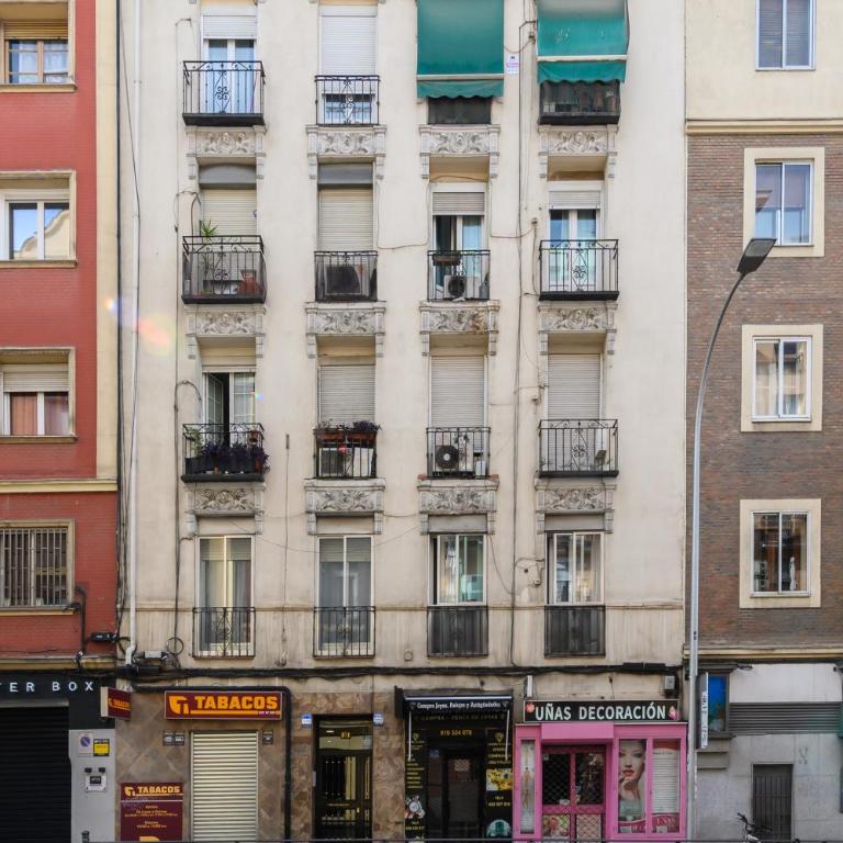 Apartamento con 2 dormitorios, 2 baños y sofá cama ideal para familias en Madrid Temporal CAR1012 - Two-Bedroom Apartment - 8