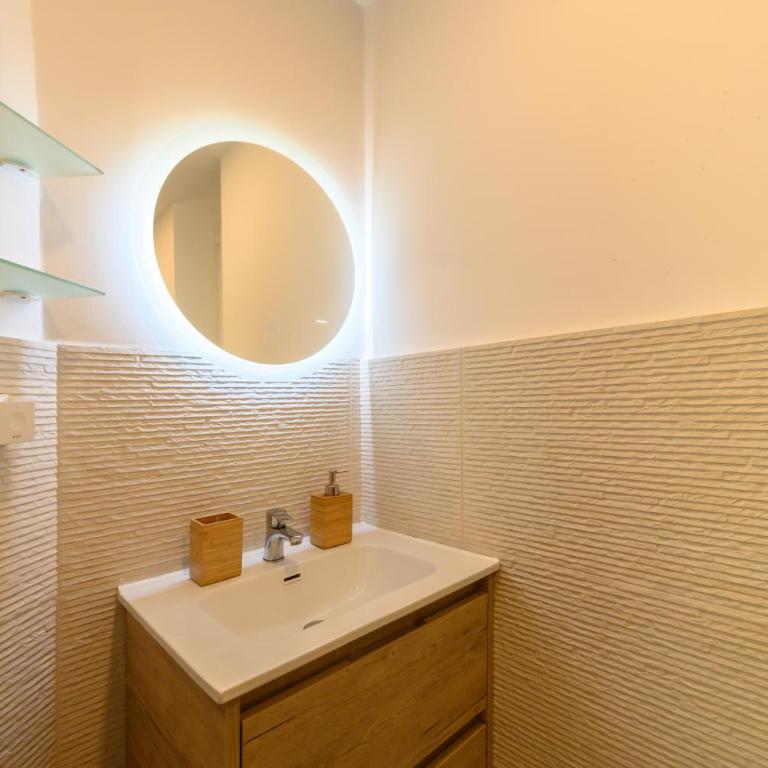 Apartamento con 2 dormitorios, 2 baños y sofá cama ideal para familias en Madrid Temporal CAR1012 - Two-Bedroom Apartment - 13