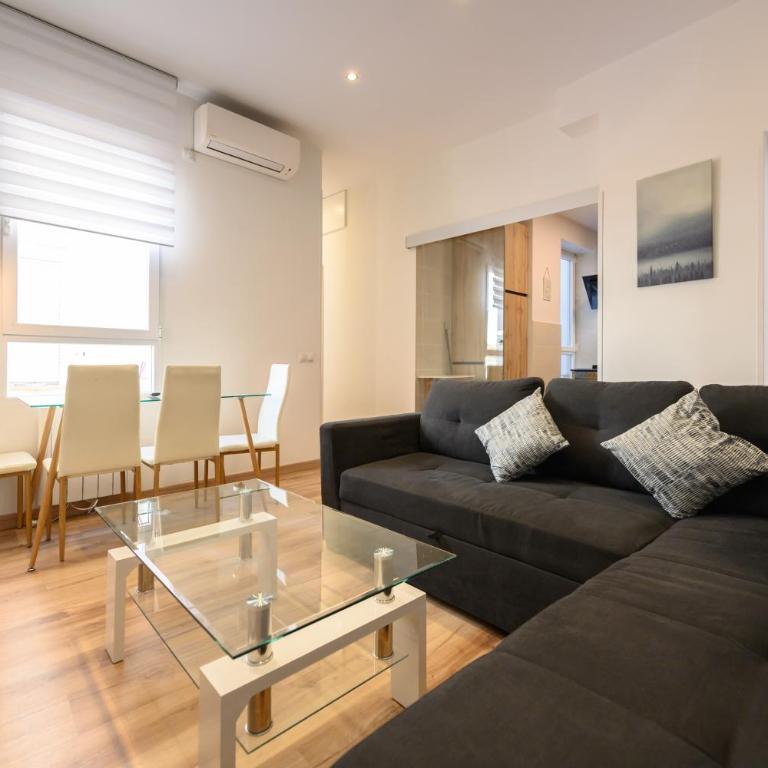 Apartamento con 2 dormitorios, 2 baños y sofá cama ideal para familias en Madrid Temporal CAR1012 - Two-Bedroom Apartment - 16