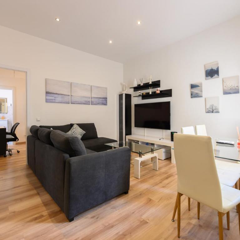 Apartamento con 2 dormitorios, 2 baños y sofá cama ideal para familias en Madrid Temporal CAR1012 - Two-Bedroom Apartment - 26