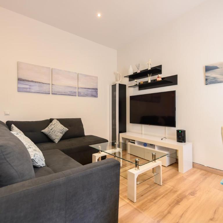 Apartamento con 2 dormitorios, 2 baños y sofá cama ideal para familias en Madrid Temporal CAR1012 - Two-Bedroom Apartment - 27