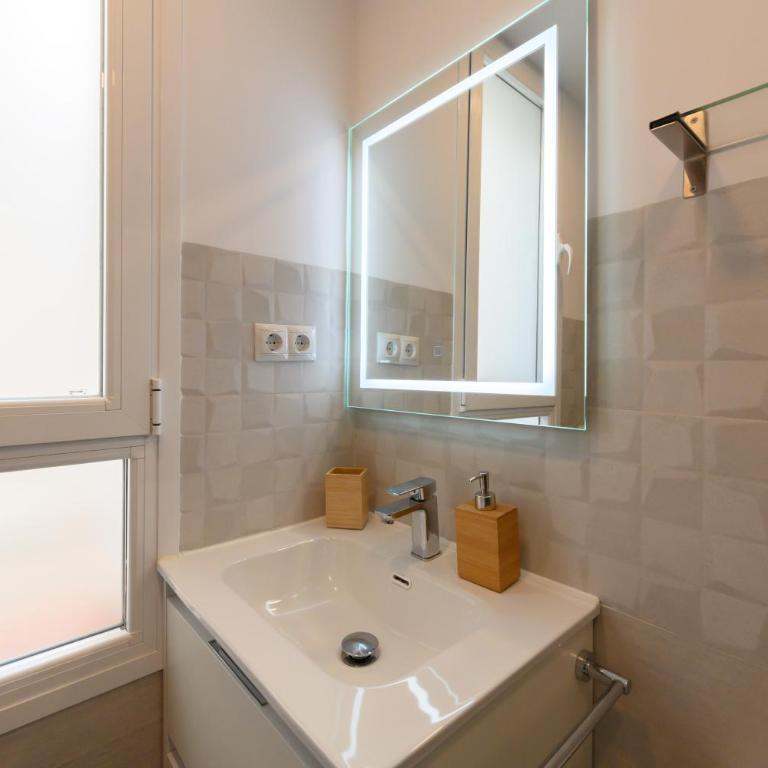 Apartamento con 2 dormitorios, 2 baños y sofá cama ideal para familias en Madrid Temporal CAR1012 - Two-Bedroom Apartment - 29
