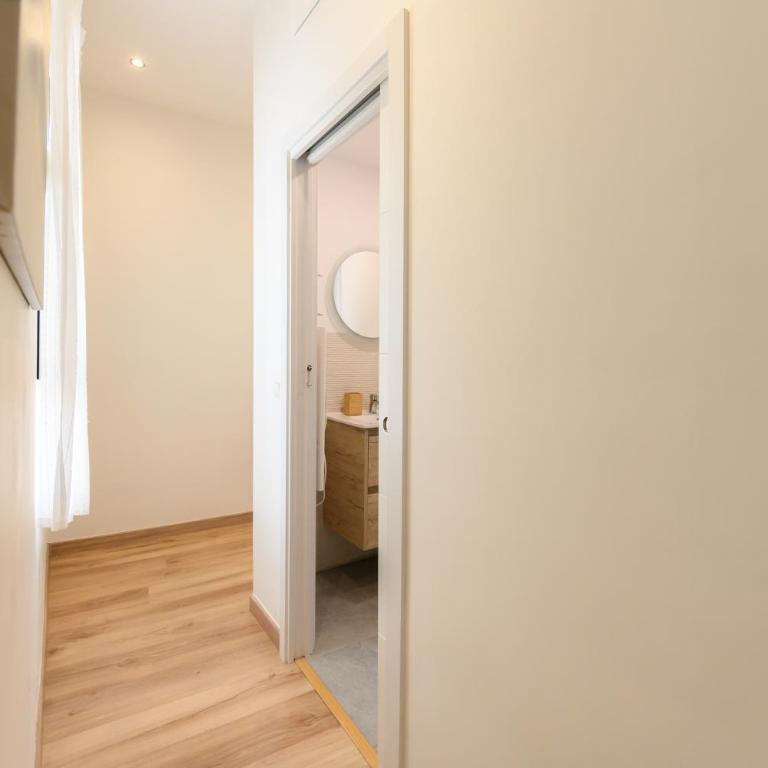 Apartamento con 2 dormitorios, 2 baños y sofá cama ideal para familias en Madrid Temporal CAR1012 - Two-Bedroom Apartment - 42