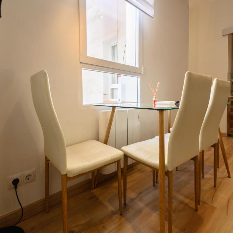 Apartamento con 2 dormitorios, 2 baños y sofá cama ideal para familias en Madrid Temporal CAR1012 - Two-Bedroom Apartment - 50