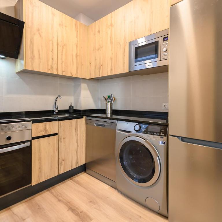 Apartamento con 2 dormitorios, 2 baños y sofá cama ideal para familias en Madrid Temporal CAR1012 - Two-Bedroom Apartment - 51