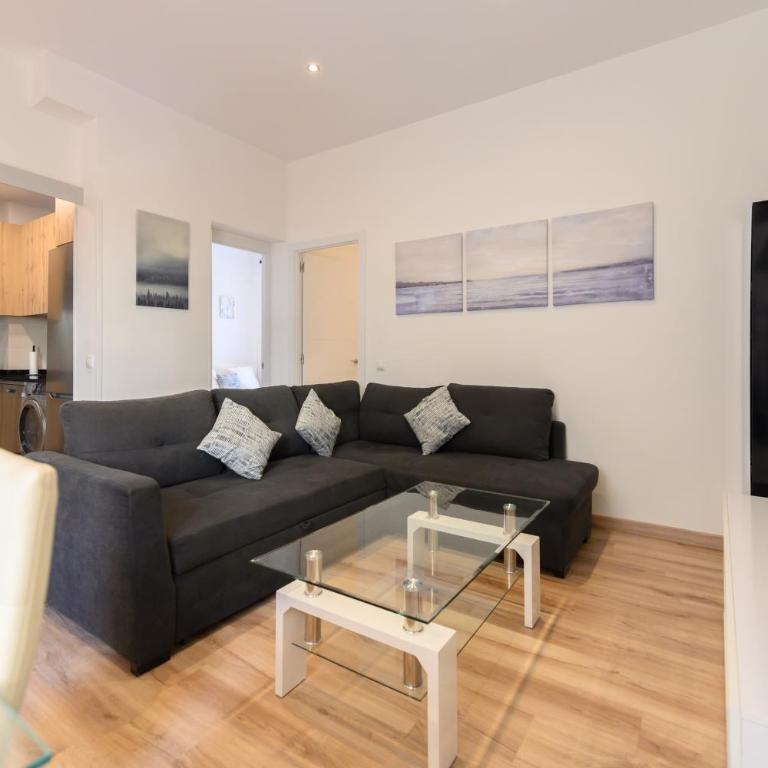Apartamento con 2 dormitorios, 2 baños y sofá cama ideal para familias en Madrid Temporal CAR1012 - Two-Bedroom Apartment - 54