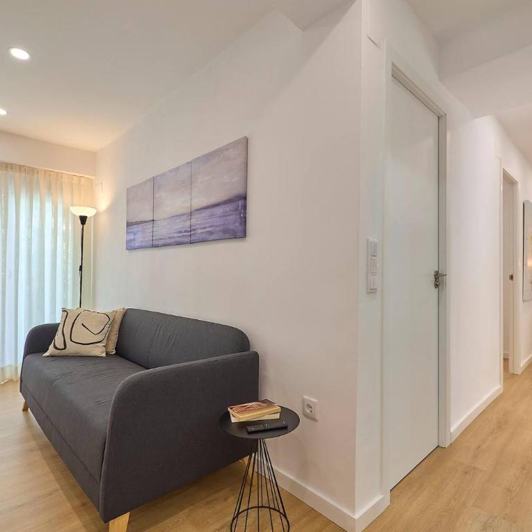 Anton Martin - Malvarrosa beach by Invalencia - Three-Bedroom Apartment with Balcony - 1
