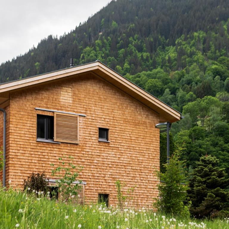 Chalet Resort Montafon II - Chalet-Apartments & Ferienwohnungen - Apartment mit 2 Schlafzimmern und Blick auf das Resort - 33