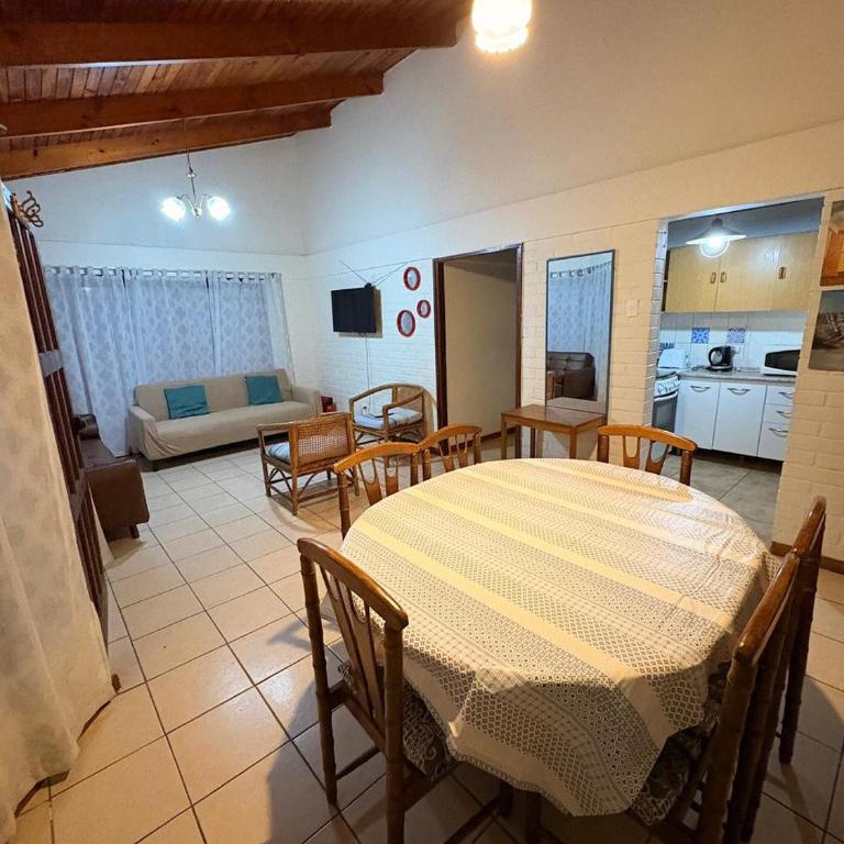 Cómoda casa a pasos de la playa - Three-Bedroom House - 3