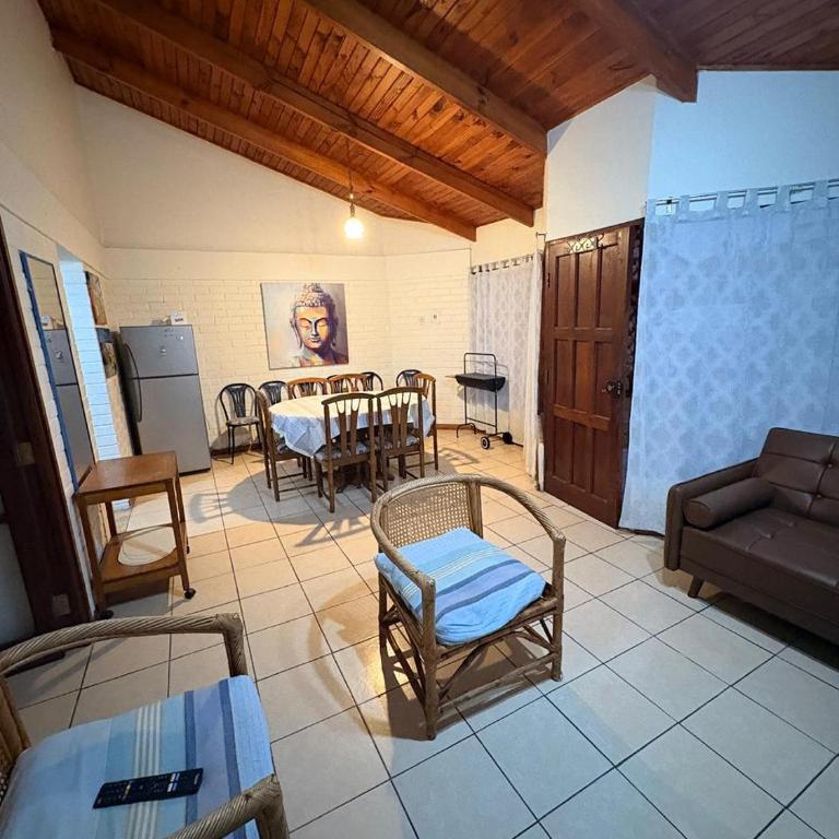 Cómoda casa a pasos de la playa - Three-Bedroom House - 5