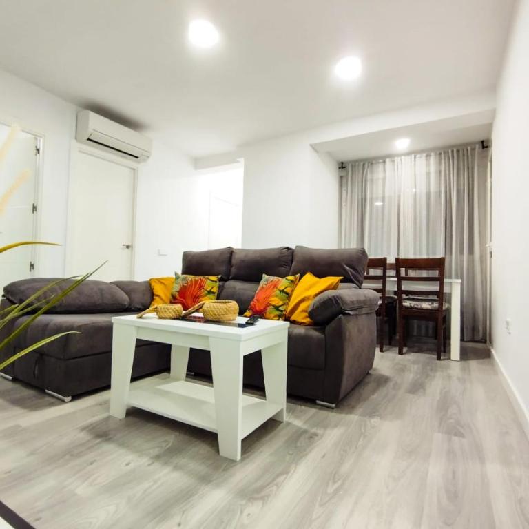 Piso a 10 min del aeropuerto - Three-Bedroom Apartment - 2